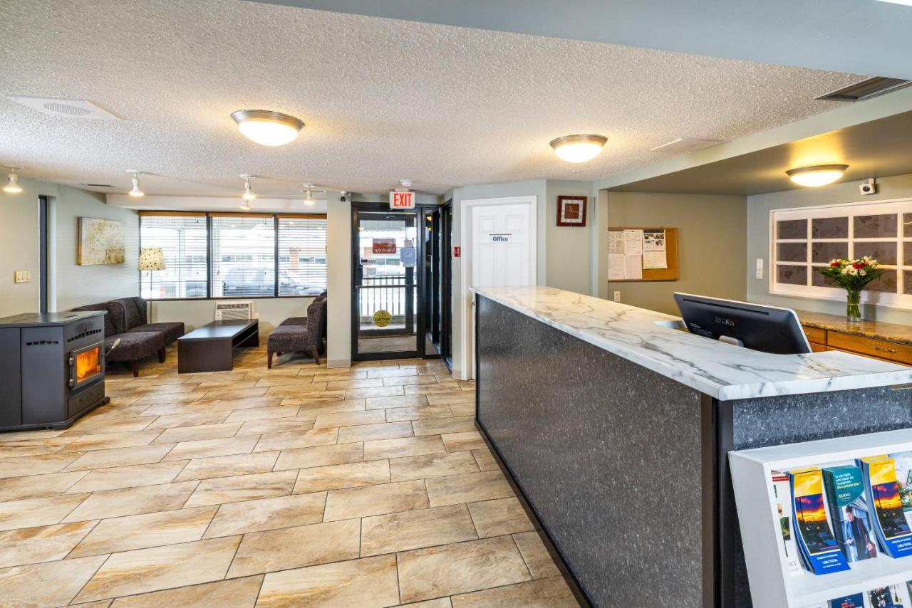 Econo Lodge Miramichi Exterior photo