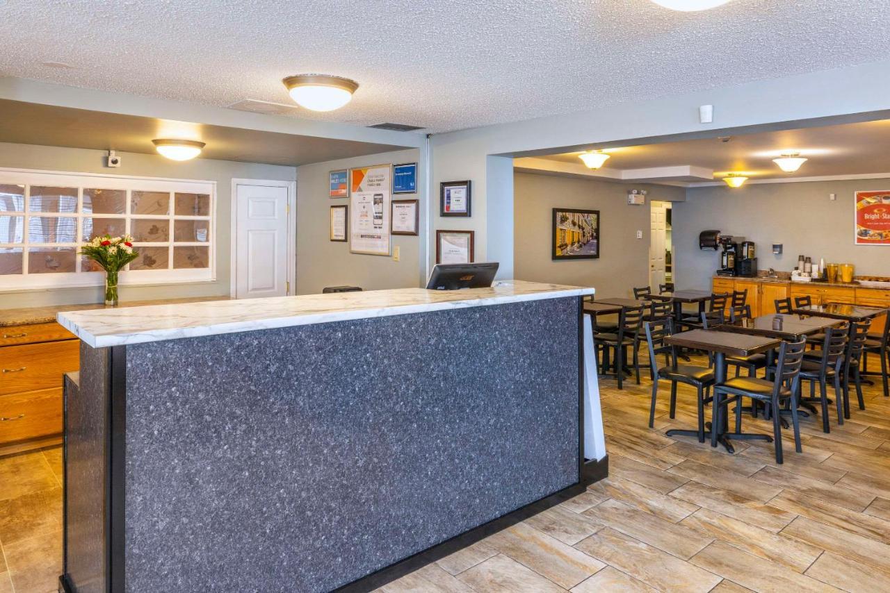 Econo Lodge Miramichi Exterior photo